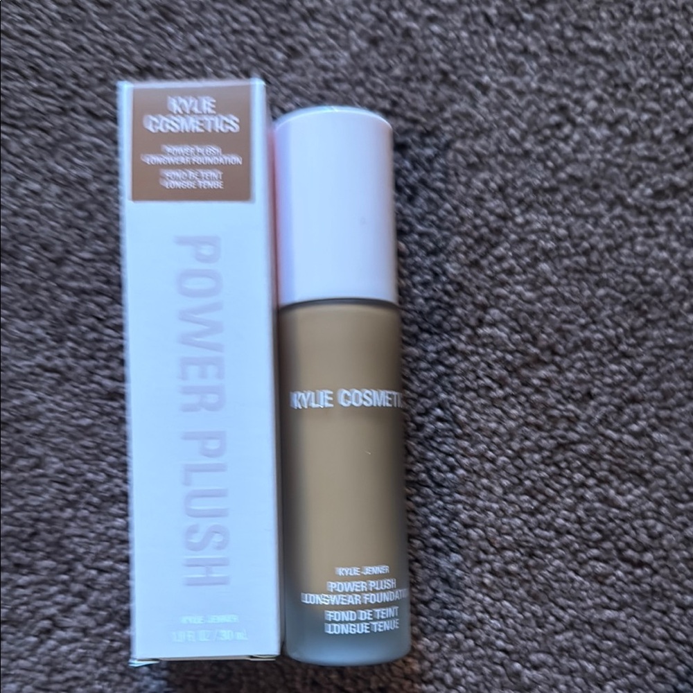 Kylie Cosmetics Power Plush Longwear Foundation in 8.5 C
